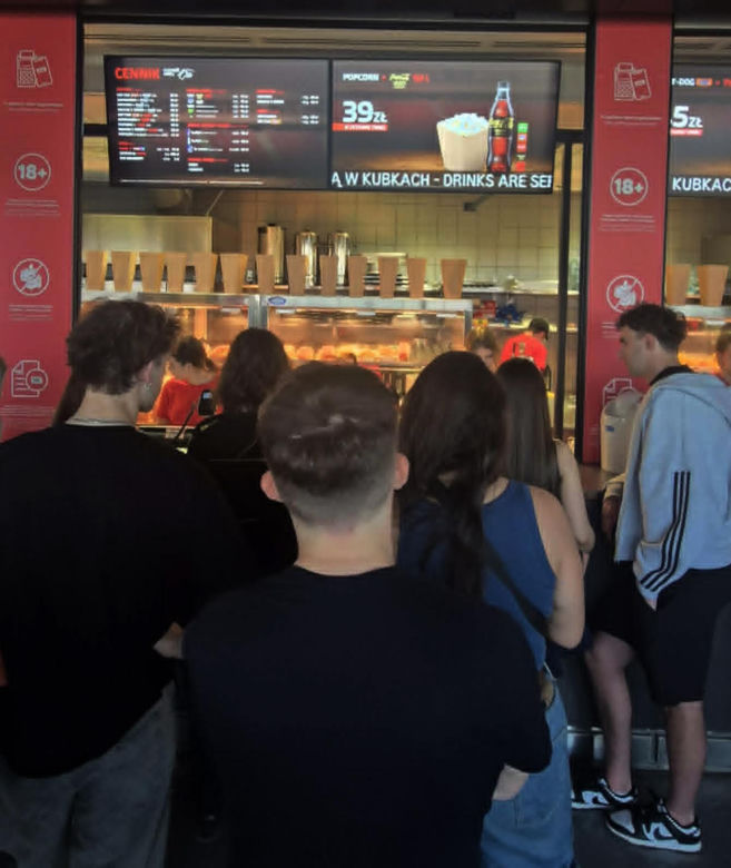 Sobotnie tłumy fanów przed PGE Narodowym. Fani Taco Hemingwaya czekają na wielkie show