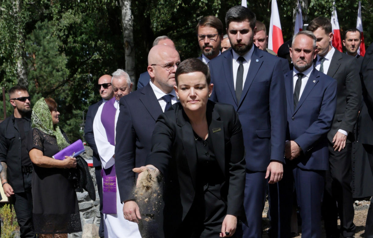 Pogrzeb ofiar zbrodni wołyńskiej w Ostrówkach