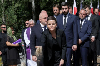 Pogrzeb ofiar zbrodni wołyńskiej w Ostrówkach