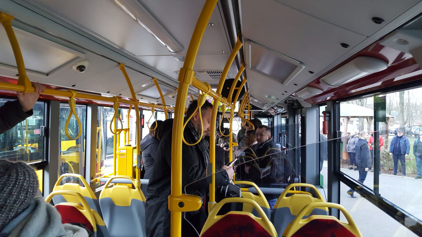 Znajdują się w nich oddzielnie miejsca dla wózka inwalidzkiego i dla wózka dziecięcego
