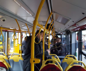 Znajdują się w nich oddzielnie miejsca dla wózka inwalidzkiego i dla wózka dziecięcego