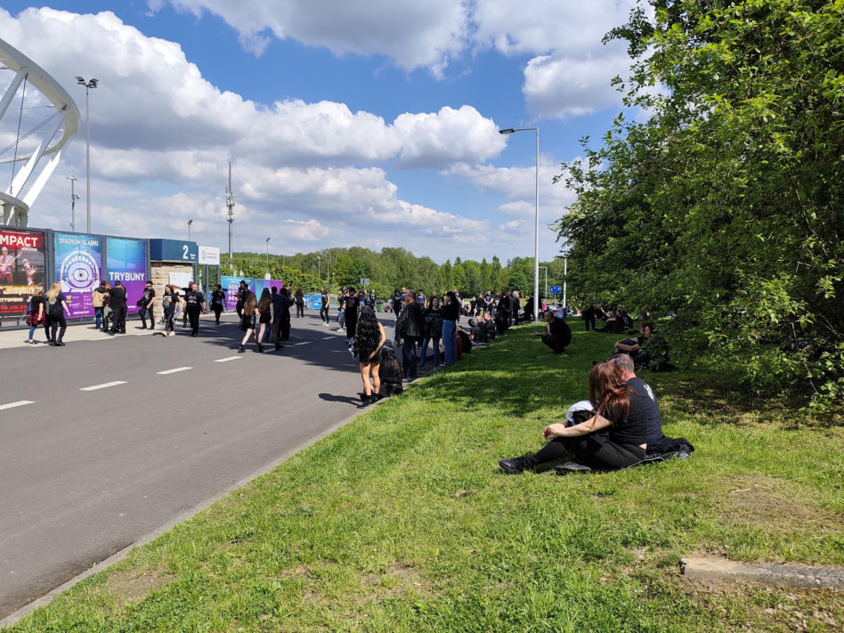 Długie kolejki i tłum fanów przed koncertem Metaliki