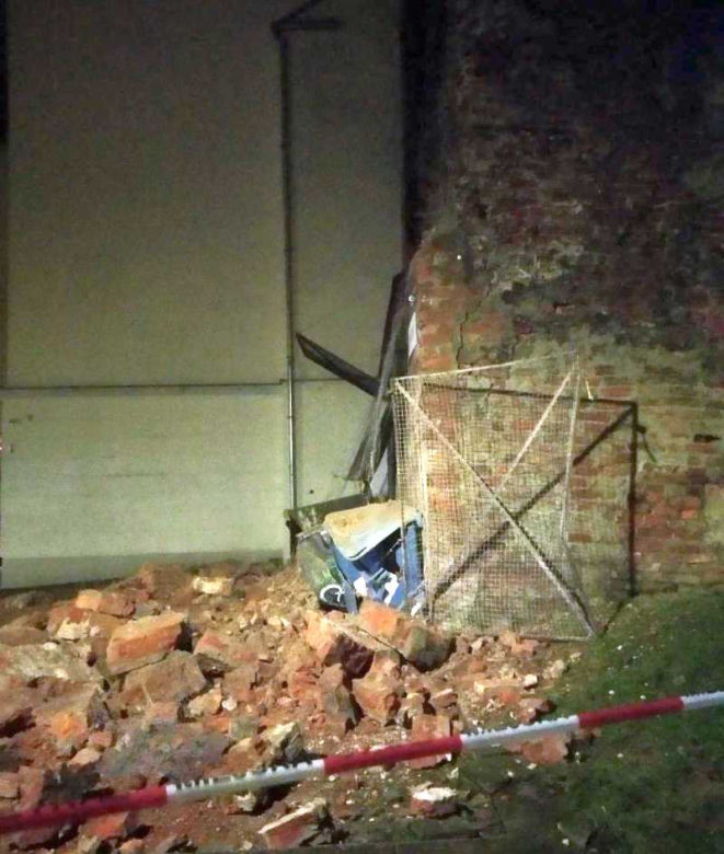 O krok od tragedii! Runął kilkunastometrowy mur na Bednarskiej