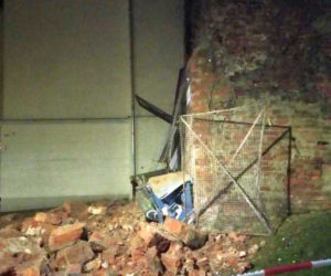 Runął zabytkowy mur na Bednarskiej. Uszkodził kilka aut i kontenery śmietnikowe