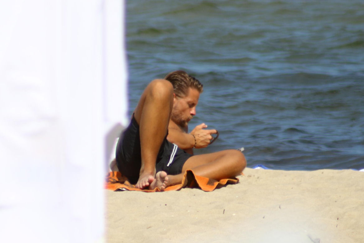  Sebastian Fabijański na plaży