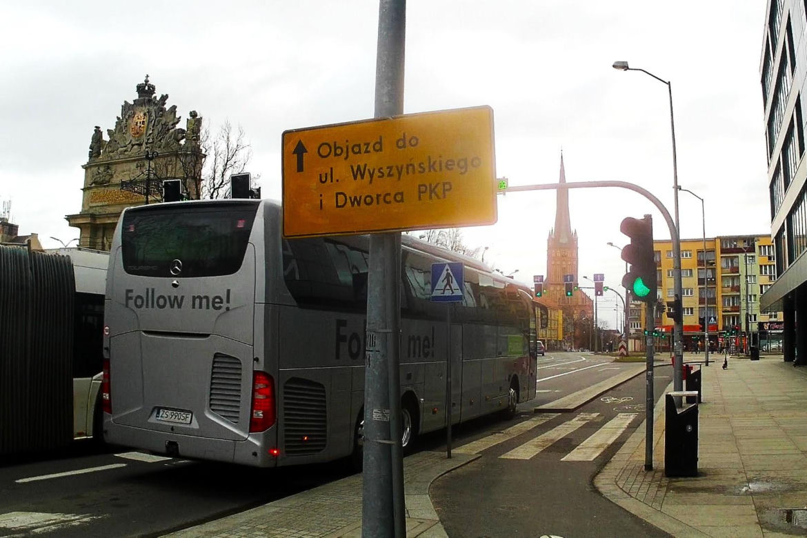 Las słupów na placu Zwycięstwa