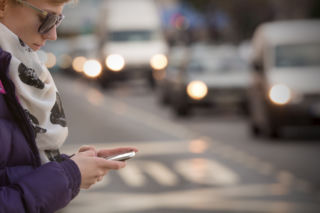Ile zapłacisz za rozmowę przez telefon za kierownicą [TARYFIKATOR MANDATÓW]
