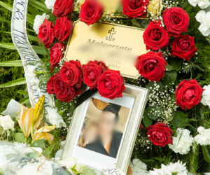 Aniołki spoczęły w grobach przy mamusiach. Morze kwiatów na cmentarzu w Brzozowie