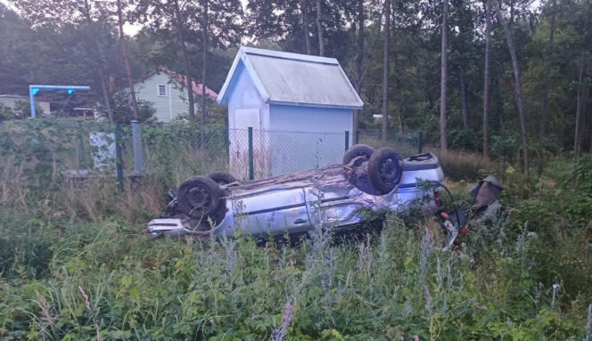 Poranne dachowanie w Wąchocku. Dwie osoby trafiły do szpitala