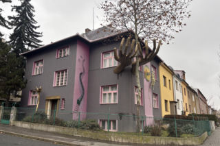 Tak mieszka „morawski Salvador Dalí”. Z narożnika domu wychodzą wielkie dłonie, na elewacji topnieje zegar