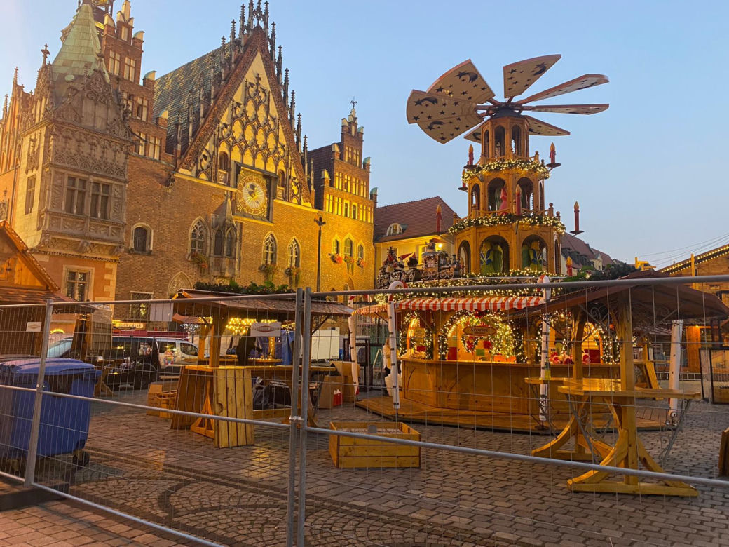 Choinka we Wrocławiu prawie gotowa. Zdania mieszkańców znowu podzielone [ZDJĘCIA]