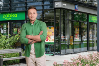 Żabka i Mateusz Gessler łączą siły w nowej kampanii. „Śniadania na bogato. Zacznij dzień jak szef”