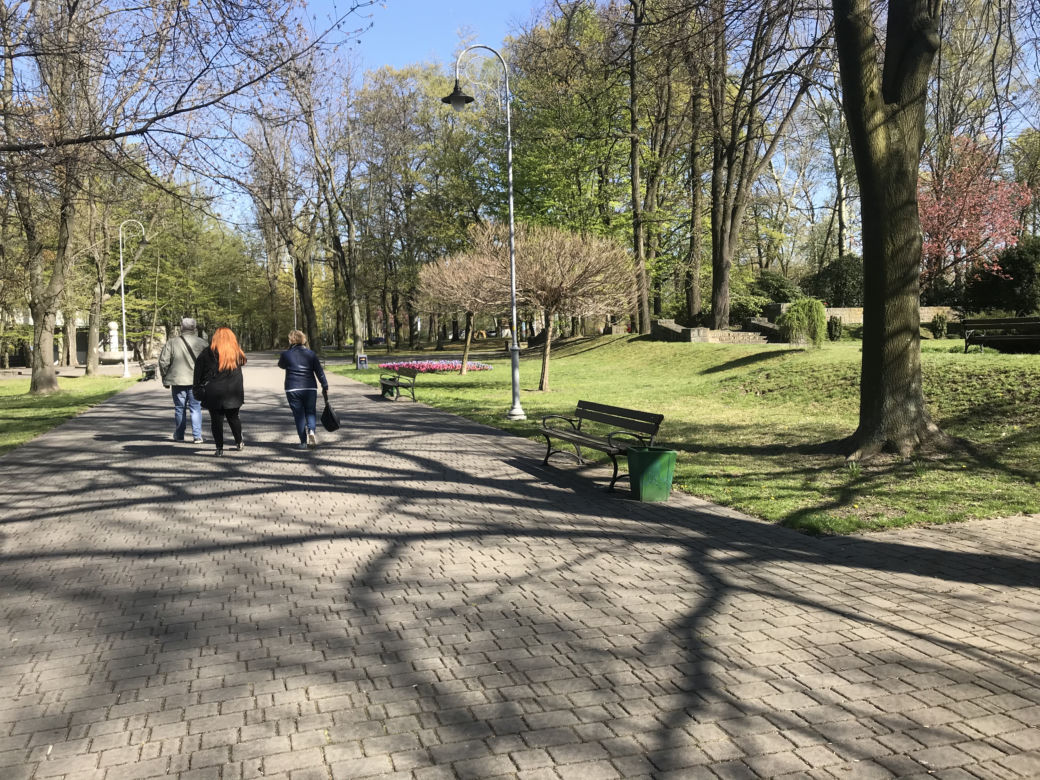 Katowice: Tłumy w Parku Kościuszki. Mieszkańcy ruszyli na spacery
