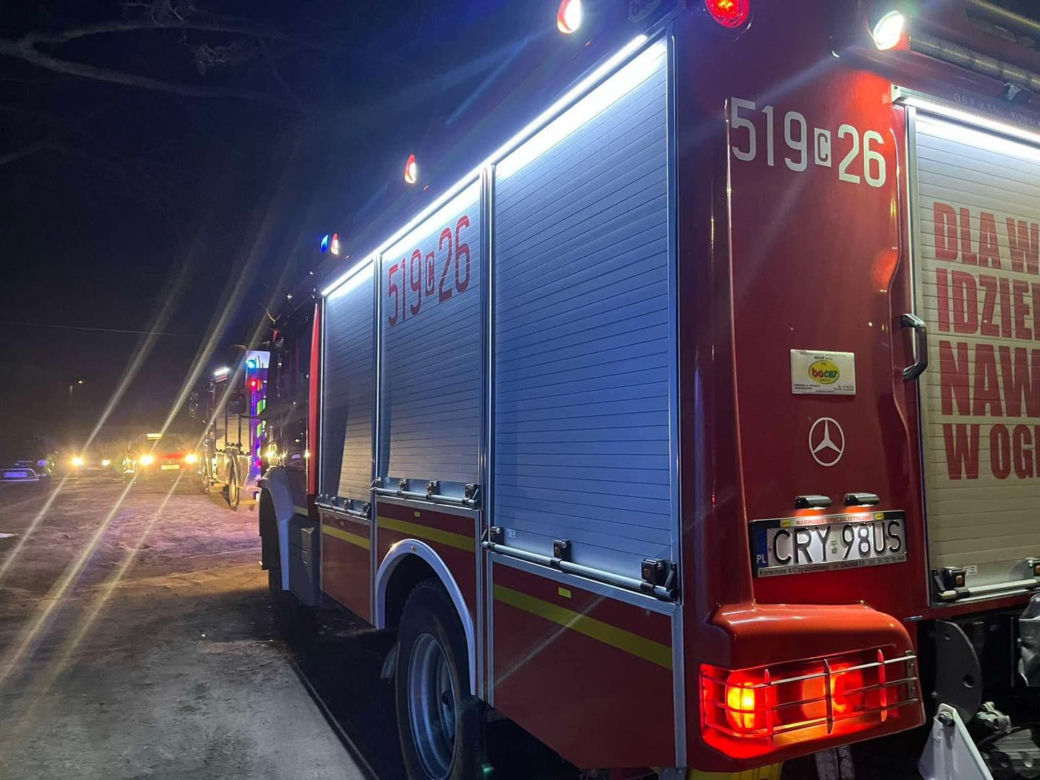 Matka z szóstką dzieci trafili do szpitala z podejrzeniem zatrucia. W mieszkaniu było czarno od dymu, na pomoc ruszyły cztery zastępy strażaków