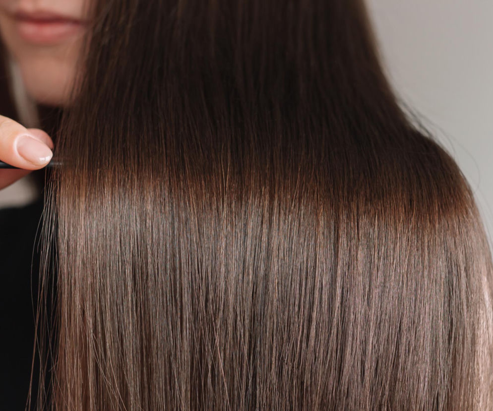 Sposób na puszące się włosy kosztuje grosze. Domowa laminacja galaretką daje efekt tafli