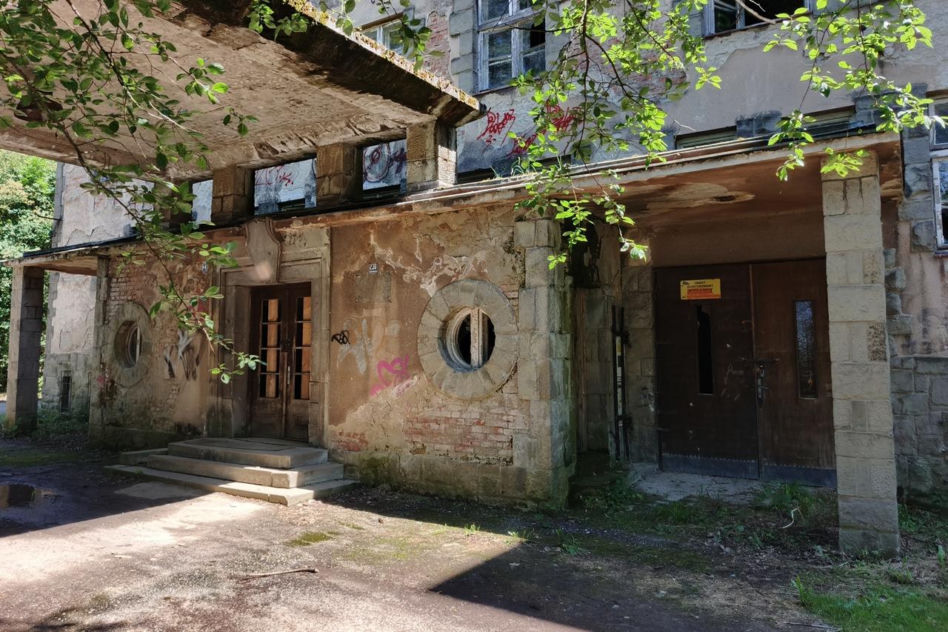 Historia „Kamieni na szaniec” żyje, ale ośrodek, który stworzył autor tej książki, popada w coraz większą ruinę.
