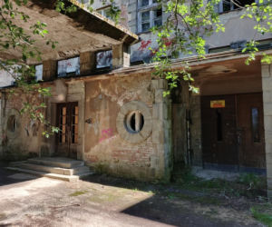 Historia „Kamieni na szaniec” żyje, ale ośrodek, który stworzył autor tej książki, popada w coraz większą ruinę.