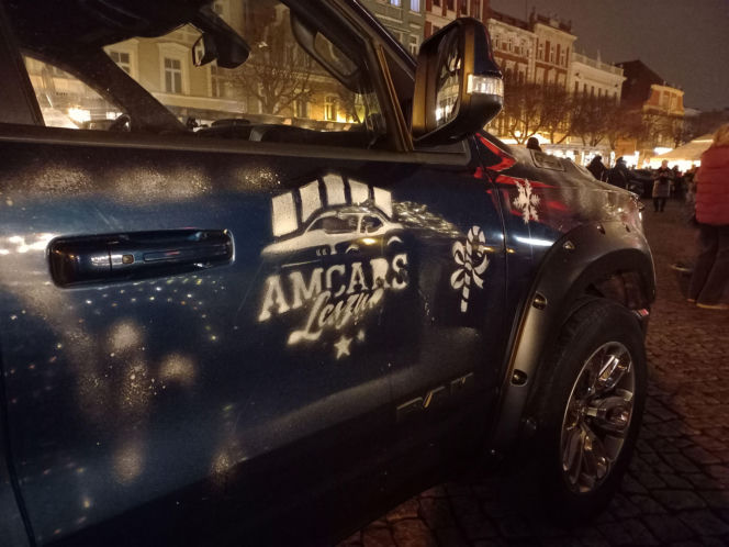 Świąteczny Zlot Amerykańskich Samochodów na Rynku w Lesznie