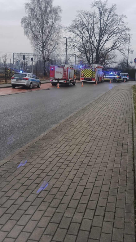 Pszczyna. Pijany kierowca nie zauważył zakrętu i wylądował tuż przed torami 