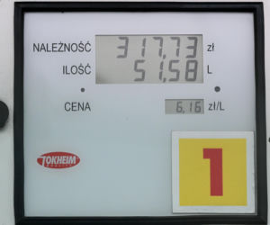 Polacy zadowoleni z obniżki cen paliw