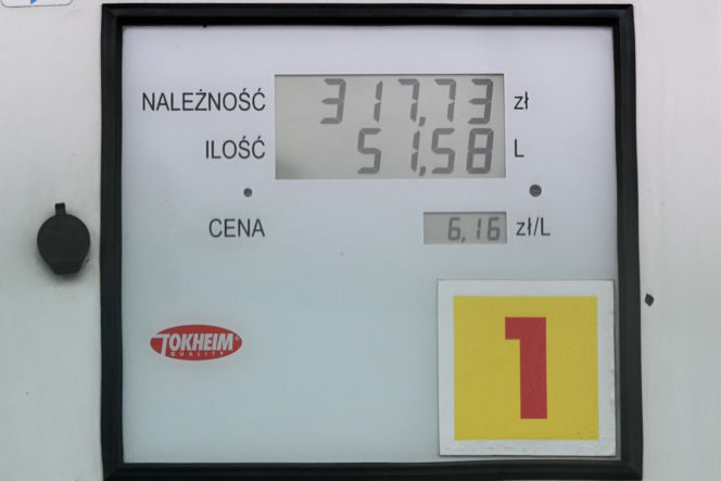 Polacy zadowoleni z obniżki cen paliw