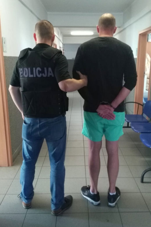 Uderzył ekspedientkę w twarz, bo nie chciał założyć maseczki!