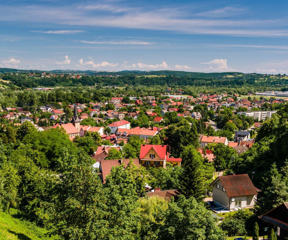 Panorama małopolskich Dobczyc widziana z góry. O atrakcjach turystycznych tego miasta przeczytasz na Eska Kraków.