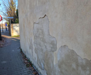 Remont muru kościelnego