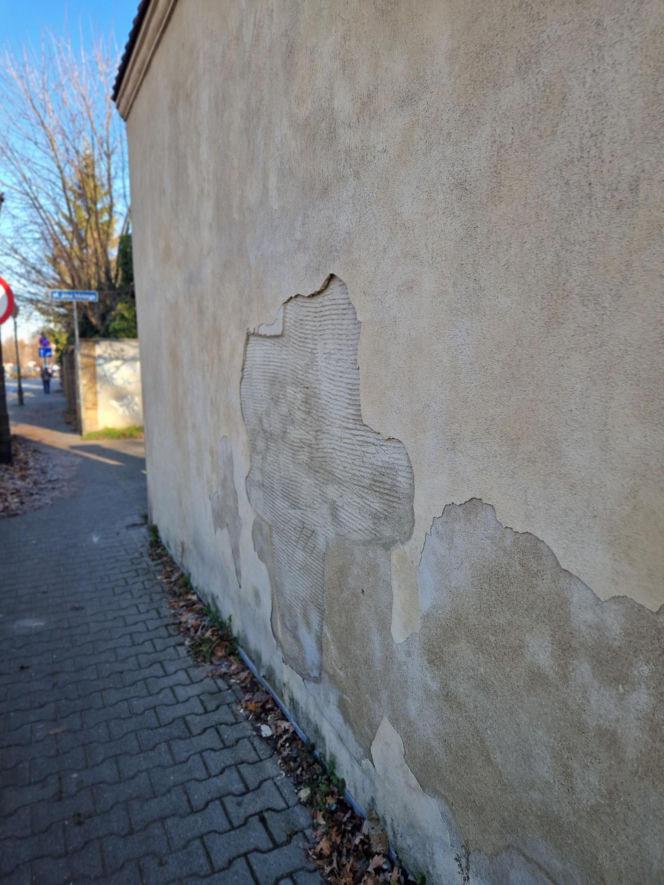 Remont muru kościelnego