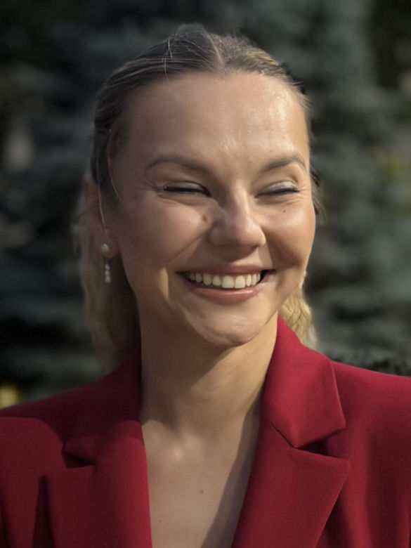 Dagmara Czechura śpiewa, prowadzi imprezy i uczy śpiewu