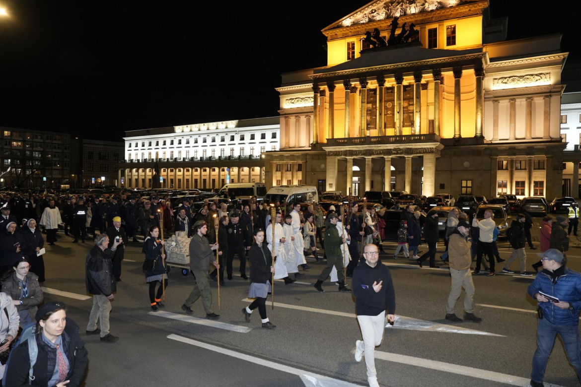 Tłumy wiernych przeszły przez stolicę. Centralną Drogę Krzyżową poprowadził kardynał Nycz