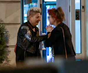 Magdalena Narożna łapie koleżankę za piersi