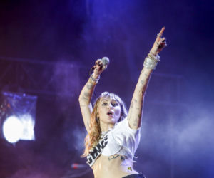 Ciuchy zlecialy z Miley Cyrus na scenie