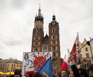Kraków: Kilkaset osób na Rynku BEZ MASECZEK. Protestowali przeciw „plandemii” [ZDJĘCIA]