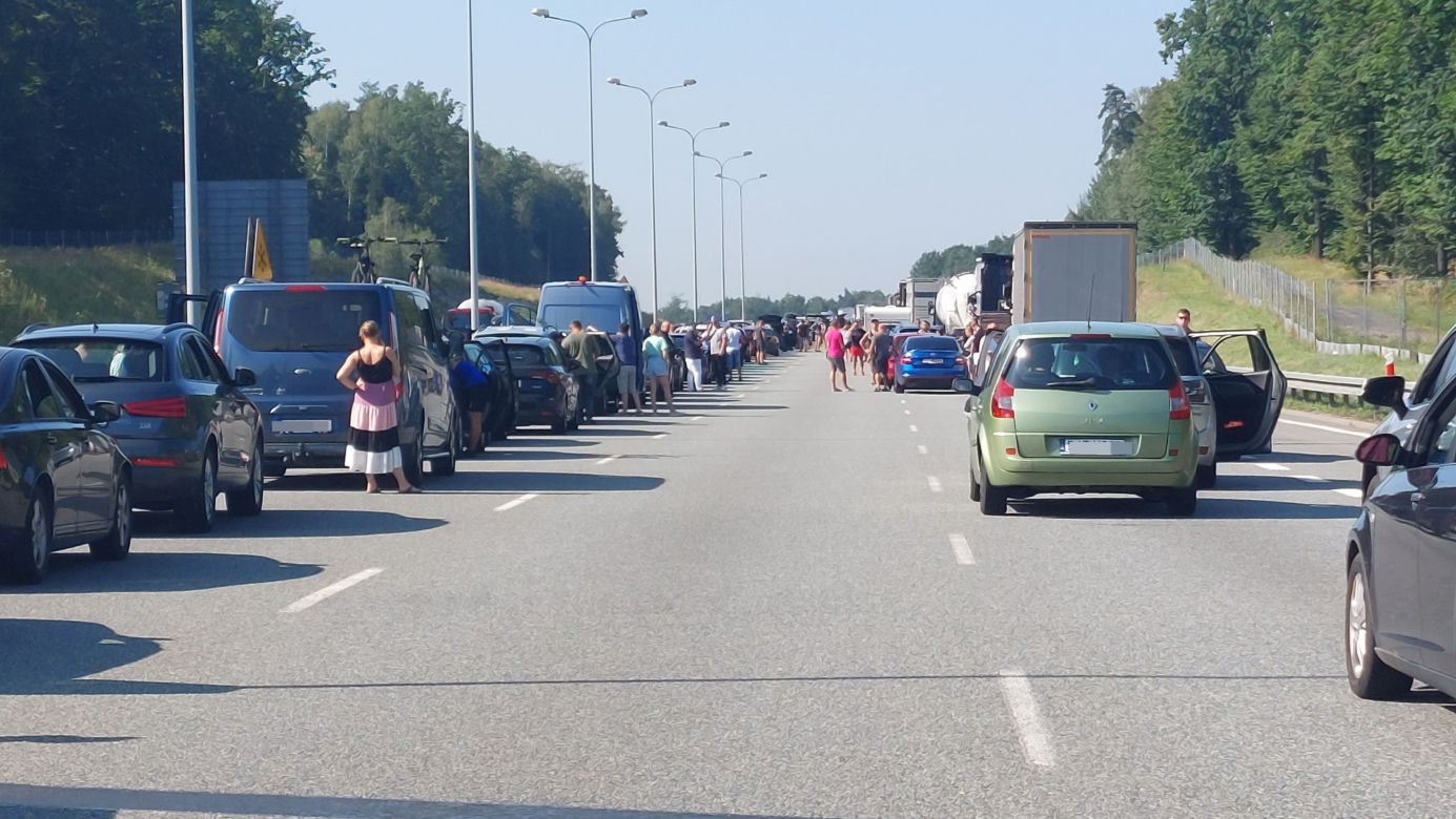Wypadek na A1. Pożar samochodu zablokował autostradę