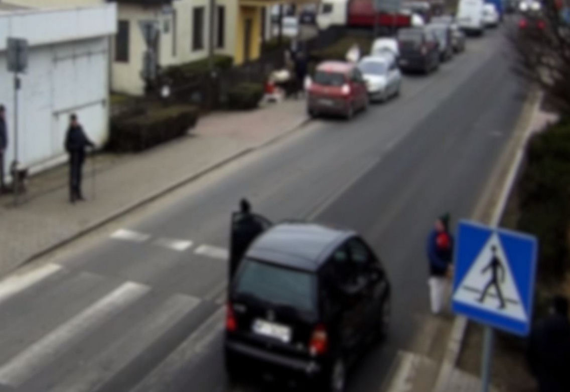 Wszedł z dzieckiem na pasy. Nagle wjechał w nich samochód wstrząsające nagranie