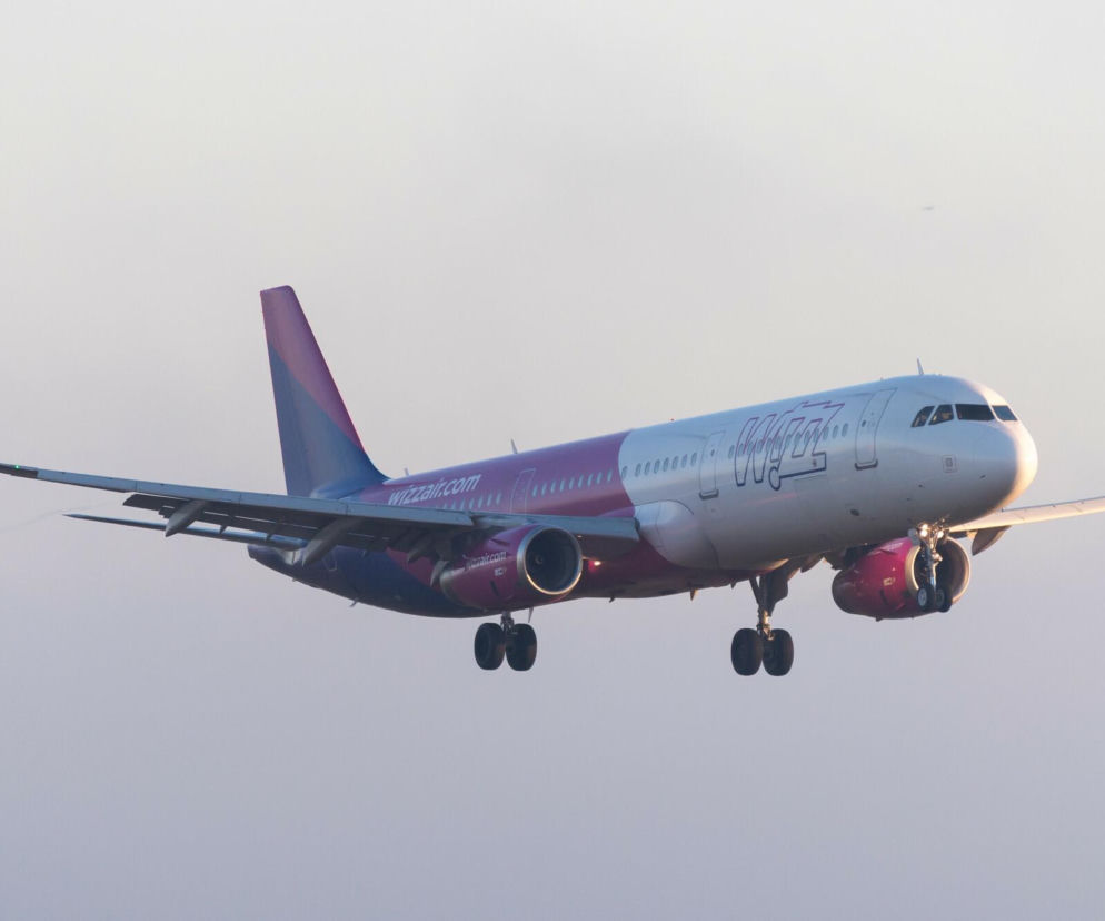 Lądujący biało-różowy samolot linii Wizz Air. O szalonym locie w nieznane z Warszawy przeczytasz na SE.