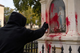 „Antychryst” z Radomia zatrzymany! Uwziął się na kapliczki. 12 zarzutów