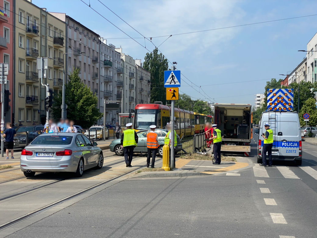Wypadek na Grochowskiej w Warszawie. Auto zablokowało ruch tramwajowy