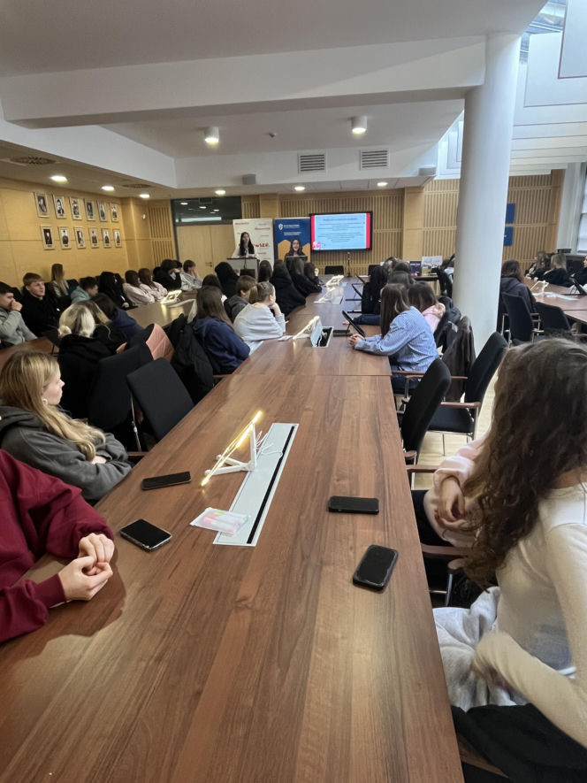 Cyfrowe Lustro Tożsamości