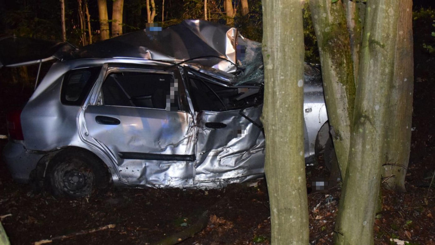  Zginęła pasażerka, kierowca uciekł z miejsca wypadku. 35-latek ukrywał się w lesie