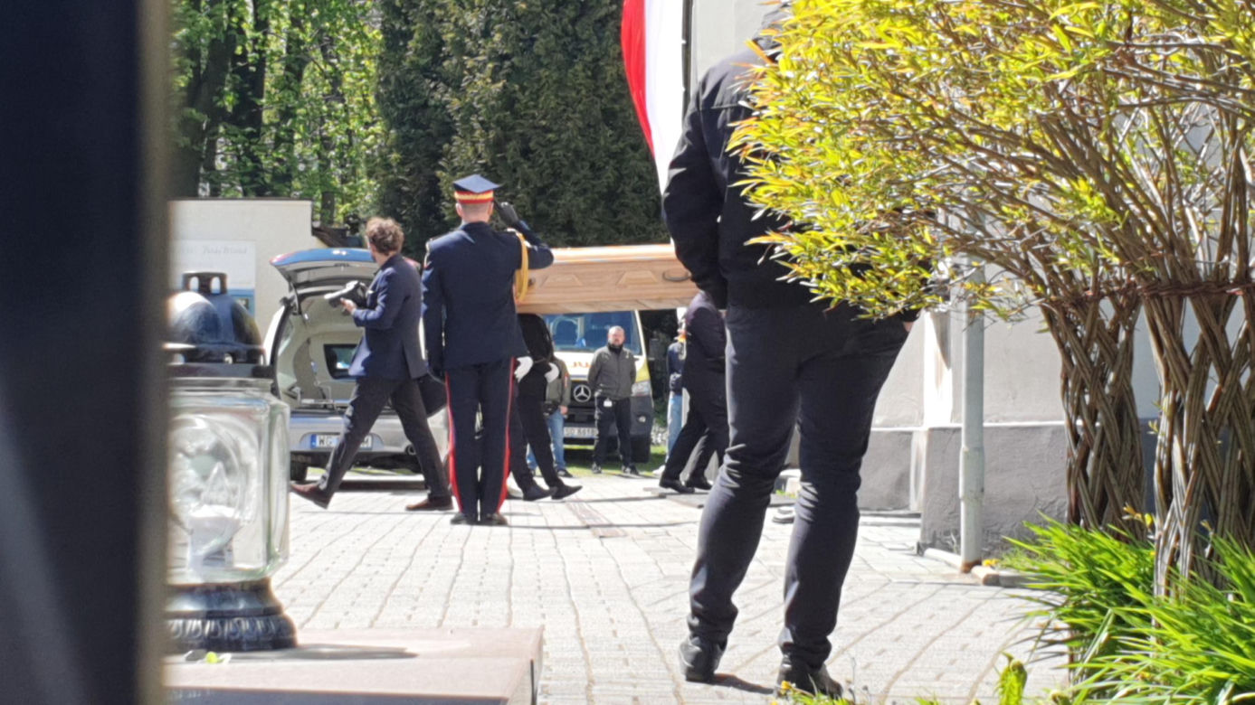 Przejmujące widoki przed kościołem. Karawany z wieńcami przyjechały na pogrzeb Łukasza Litewki