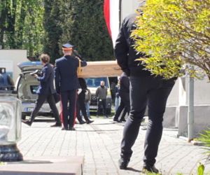 Przejmujące widoki przed kościołem. Karawany z wieńcami przyjechały na pogrzeb Łukasza Litewki