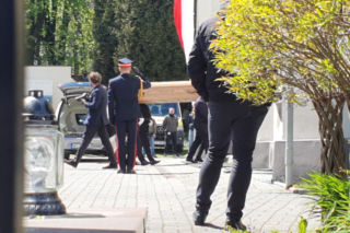 Przejmujące widoki przed kościołem. Karawany z wieńcami przyjechały na pogrzeb Łukasza Litewki