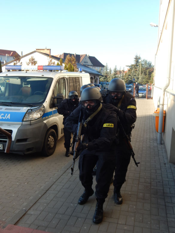 Terrorysta w szkole w Jarocinie. Na szczęście to tylko ćwiczenia