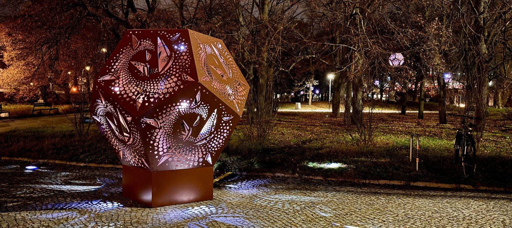 Warszawa. Lampiony w Dzielnicy Wisła