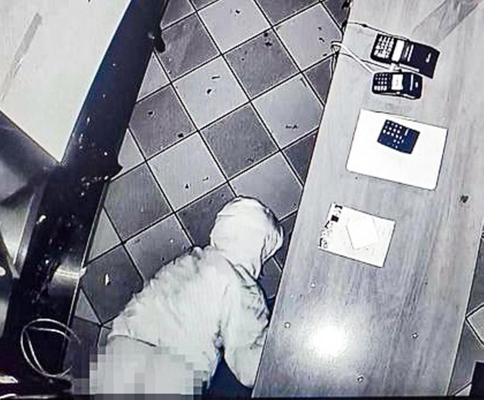 Gdy okradał bar, spadły mu spodnie. Wszystko się nagrało!