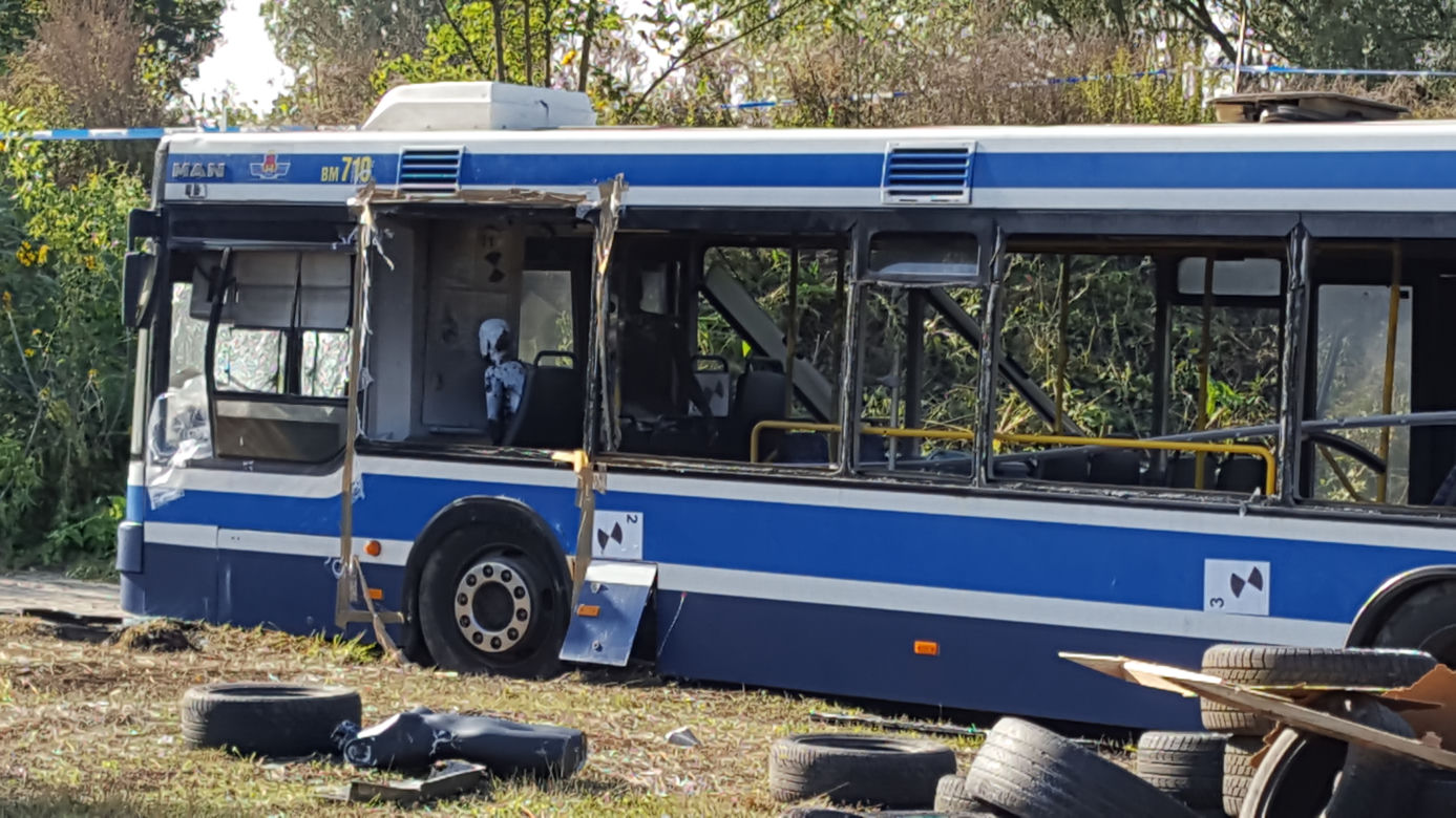 Tak wygląda autobus po wybuchu bomby, którą chciał stworzyć Paweł R.