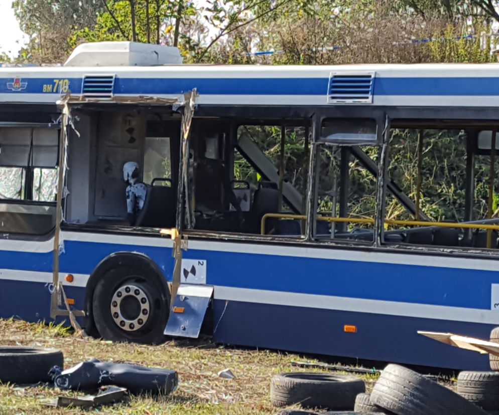 Tak wygląda autobus po wybuchu bomby, którą chciał stworzyć Paweł R.