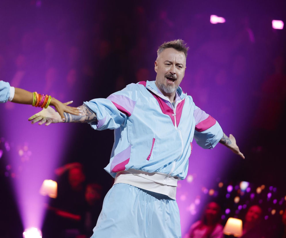 Dziennikarz Piotr Kędzierski tańczy w błękitnym dresie. O jego nowym, tajemniczym projekcie przeczytasz na SE.